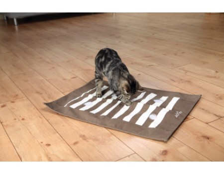 Ігрова підстилка для котів "Cat Activity" TRIXIE з отворами, 70х50 см, коричнева з кремовим.